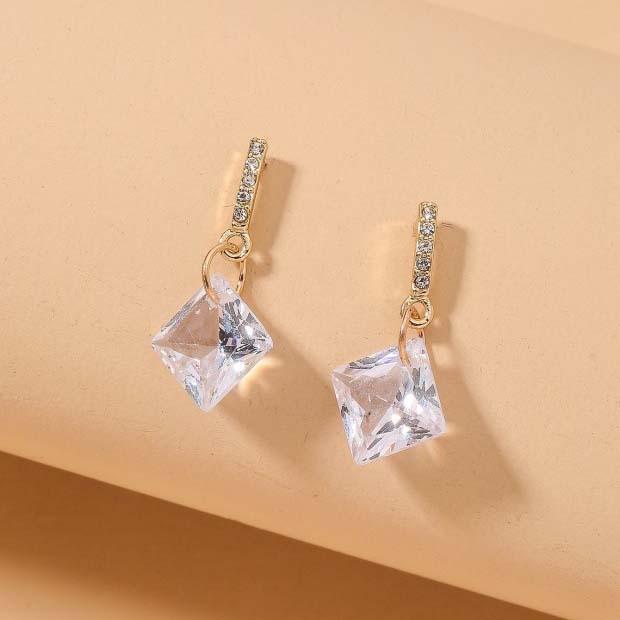 French Baroque Pearl Flower Tassel Earrings: Elegant Silver Needle Studs with a Light Luxury Touch