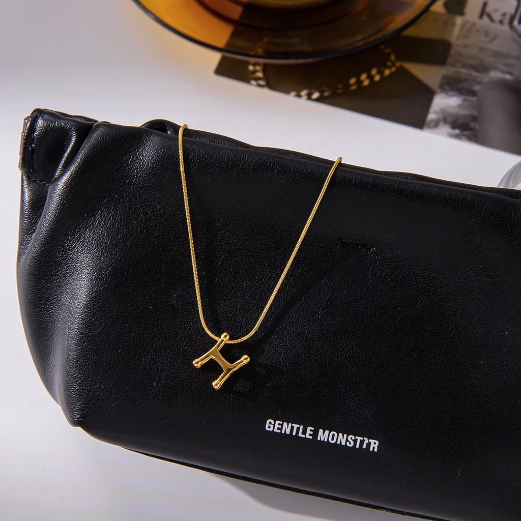 Senso de design Estilo clássico Ouro 18K, colar de joia com pingente H vazado de camada dupla com letra