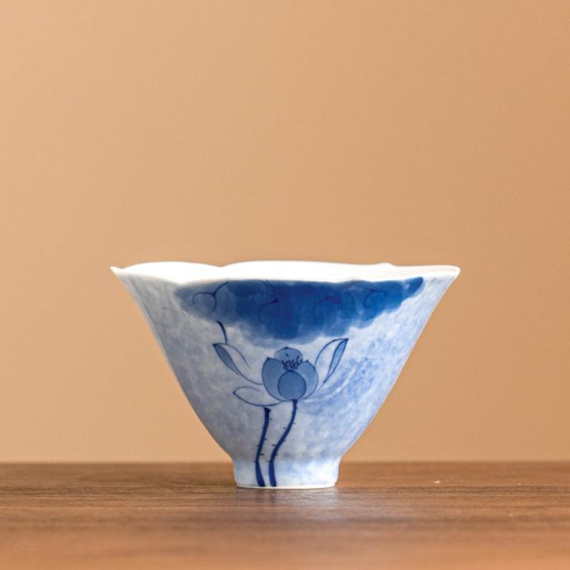 

Белая фарфоровая чайная чашка ручной росписи синим лотосом, керамическая китайская чашка для чая кунг-фу гунфу, чайная посуда, посуда для напитков, чайная церемония