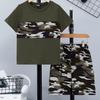 Set da 2 pezzi T-shirt casual a maniche corte con cuciture camouflage e pantaloncini full print da bambino, comodi vestiti estivi per bambini