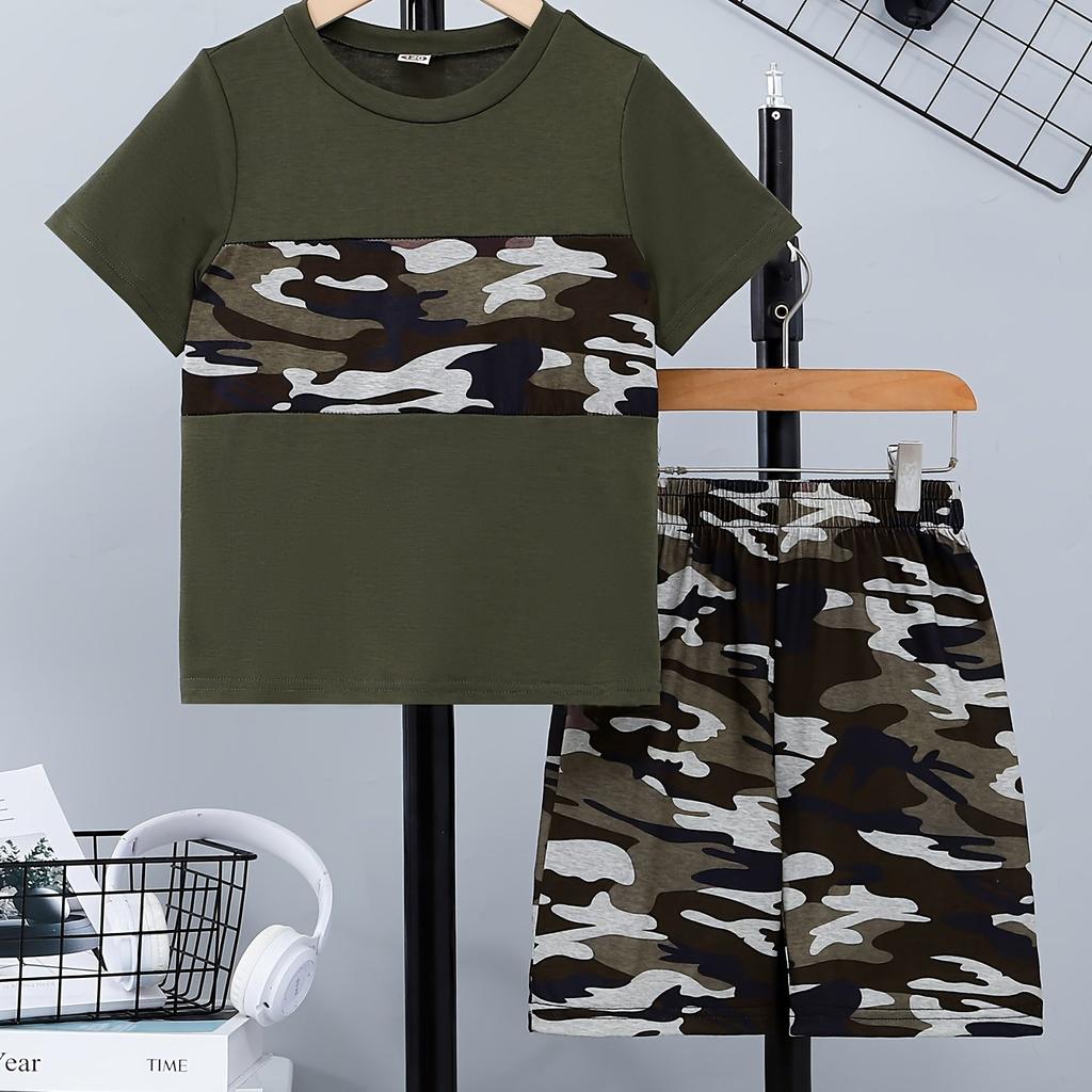 Set da 2 pezzi T-shirt casual a maniche corte con cuciture camouflage e pantaloncini full print da bambino, comodi vestiti estivi per bambini