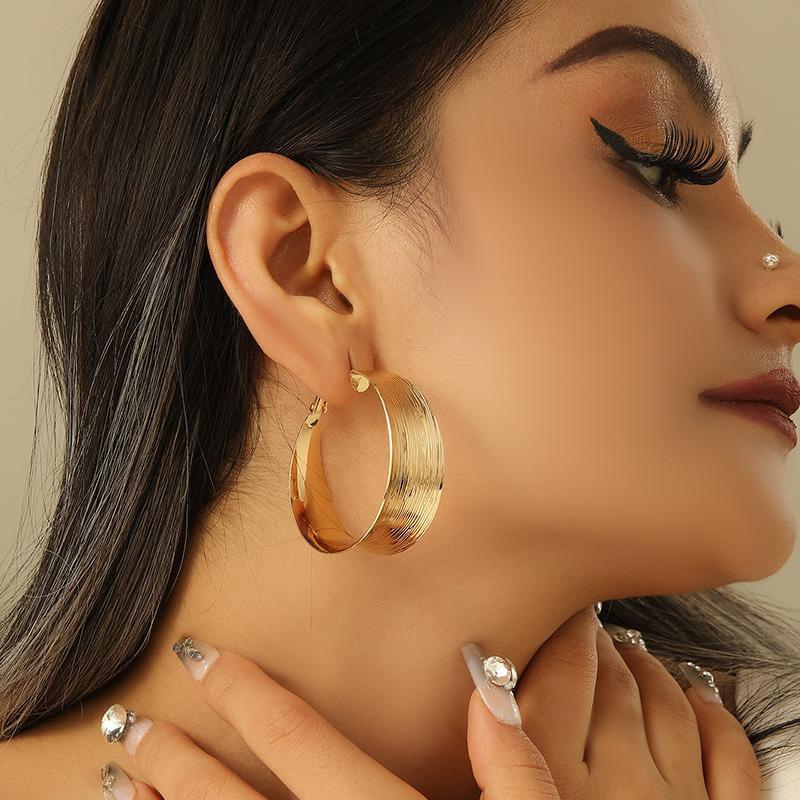 Niche exaggerated design, simple and cold wind earrings, temperament, golden high-end double-ring earrings.
