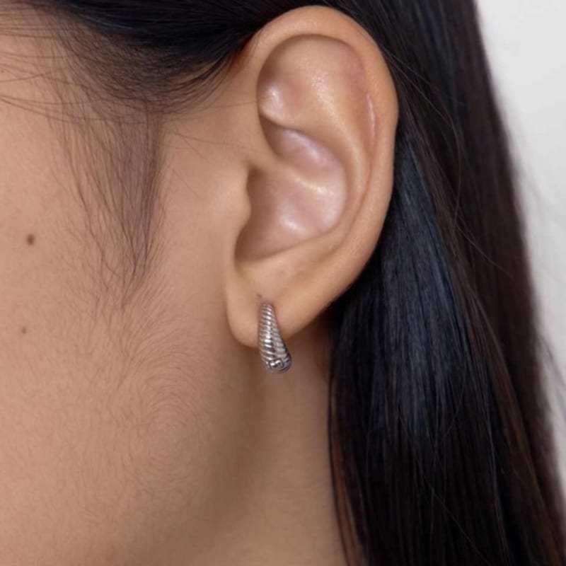 

ROAJU vintage twisted earring white