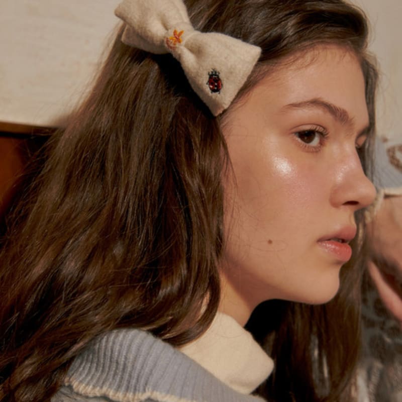 

SOCKS APPEAL NAT double ribbon hair pin ladybug ivory