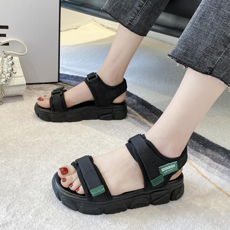 Sandali da donna estate 2025 nuovi ins versione coreana di marea studente semplice muffin suola spessa moda versatile papà sandali da donna