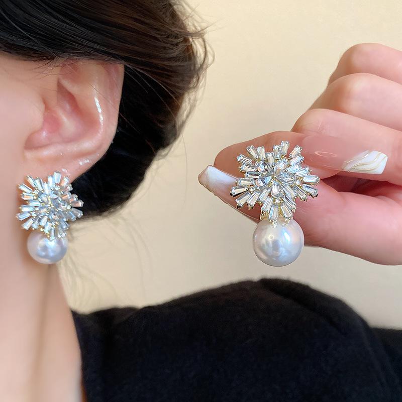 Silver needle flash diamond snowflake pearl earrings design stud earrings retro temperament ears