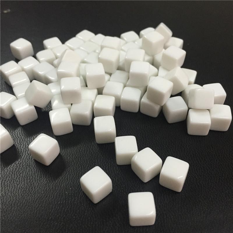 100 Stück Set 8mm Transparenter Würfel mit eckigen Kanten Bunt Klar Einfarbig Würfel Schachfigur Rechter Winkel Für Brettspiel
