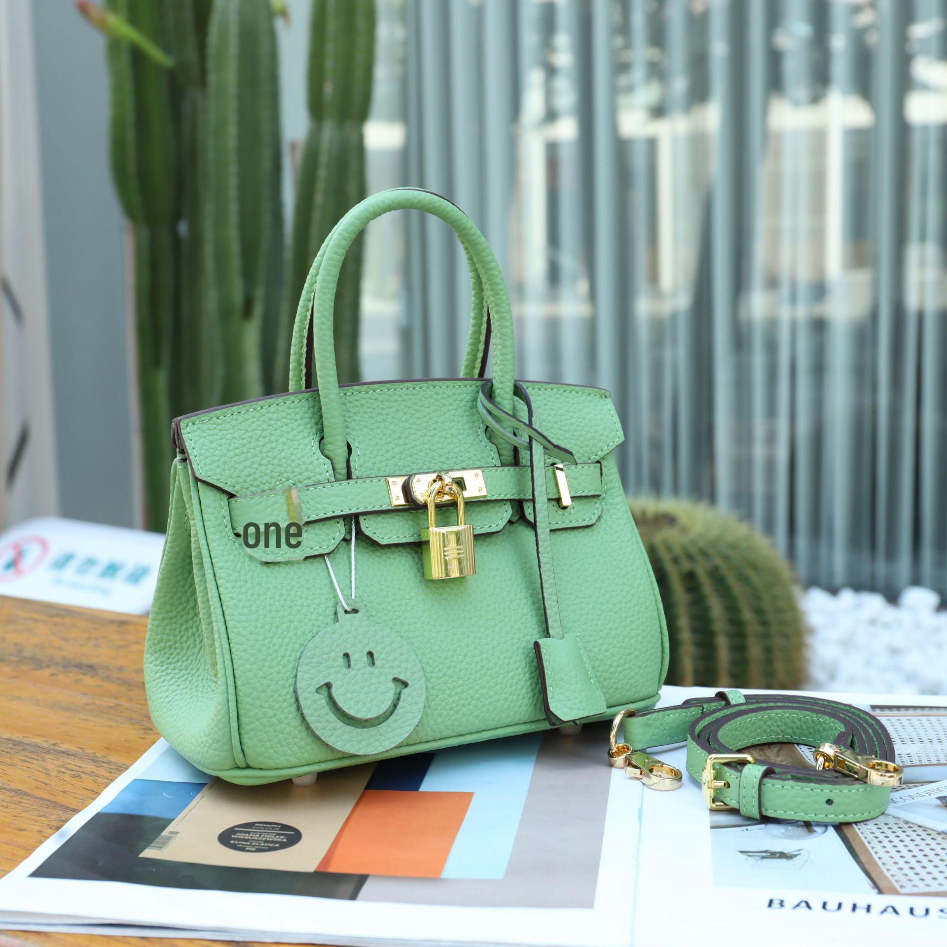 

Мини-сумочка Platinum: Женская сумка-мессенджер из натуральной коровьей кожи цвета личи, лето 2025 г. 21cm Length x 11cm Width x 16cm Height