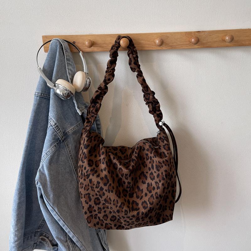 

Сумка большой вместимости с леопардовым принтом женская 2025 осень новая модная ретро сумка через плечо студенческая для учебы и работы сумка-тоут темно-коричневого