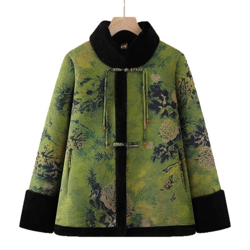 Middle-aged and old mothers wear woolen coats, grandma winter tops, and fleece old ladies' fur is integrated.