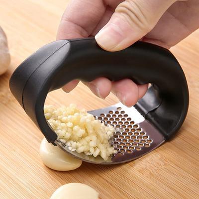 Useful Sharp Blade Mincing Simple Operation Handheld O-shaped Ginger Mincer Kitchen Cooking Gadget Household Supplies Garlic Crusher