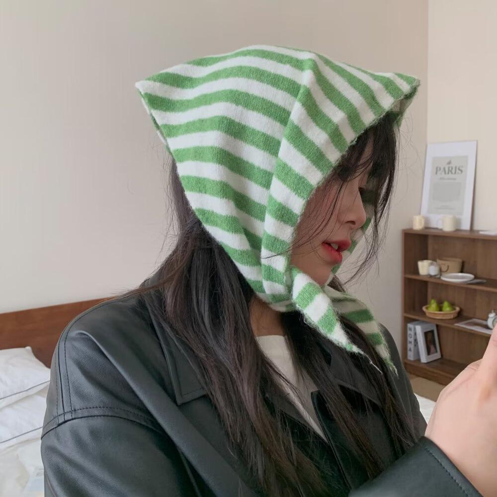 Autumn and winter small triangle scarf, striped knitted scarf, premium triangle scarf, new warm triangle scarf for women