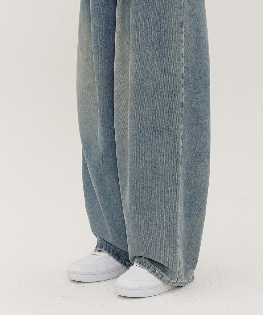 Jinmania Inverted Pintuck Balloon Fit Wide Denim Pants Unisex (Light Wash)