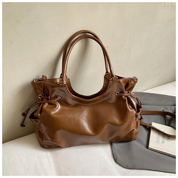 

2025 autumn new textured retro commuter trendy shoulder bag female senmeng fashionable spice girl fan car armpit bag коричневый