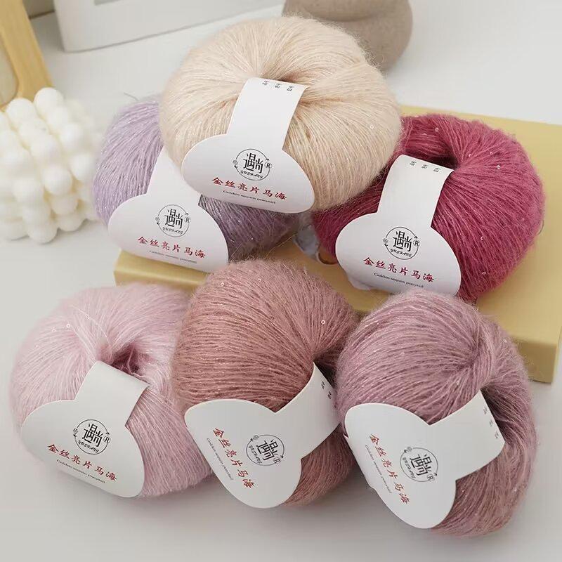 Goldfarbiges Pailletten-Mohair-Garn zum Selbermachen: Perfekt für das Handstricken von Schals, Stolen und Pullovern. Feine Flauschtextur.