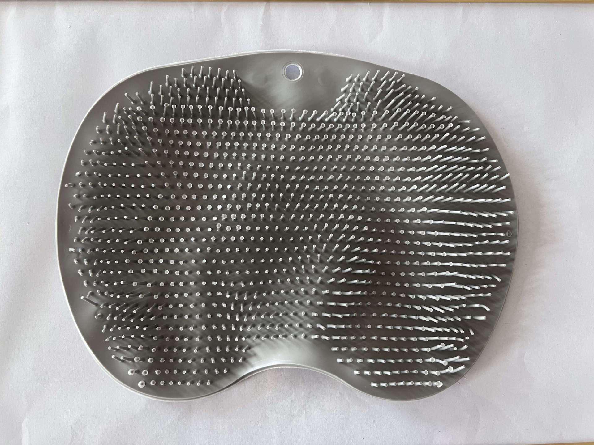 

Многофункциональный нескользящий коврик для ванной с функцией чистки ног и спины, удаления омертвевшей кожи и большими присосками темно-серого