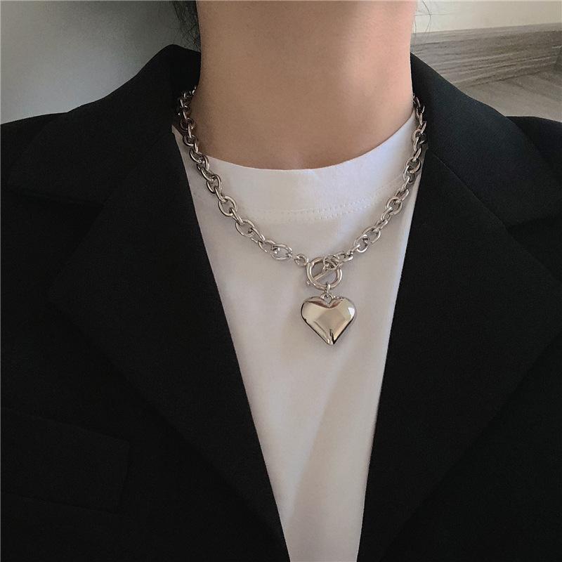 Design Sense Love Pendant Clavicle Chain Ot Buckle Hip Hop Bouncing Peach Heart Cold Wind Necklace Female