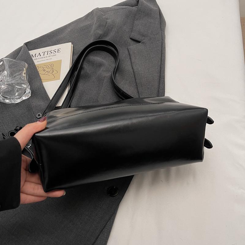 Shiny PU Shoulder Bag Women Fashion Crossbody Bag With Adjustable Strap Modern Design