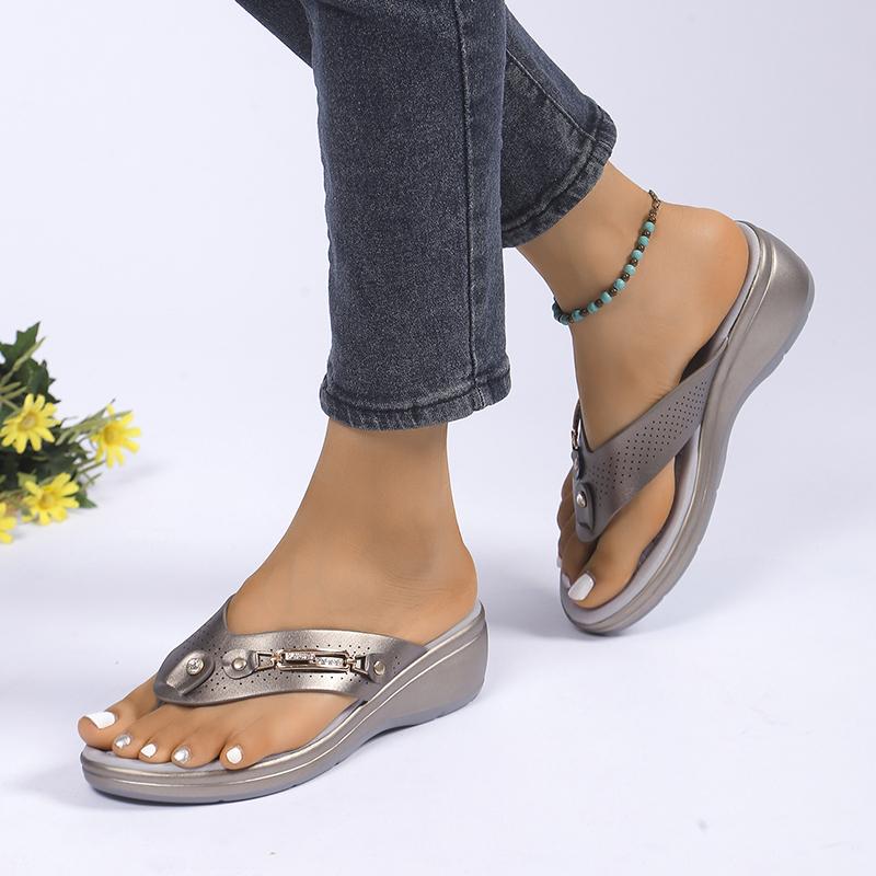 

2024 New Summer Fashion Women s Shoes Thumb-Toe Metal Decoration Women s Slippers Large Size Medium Heel Beach Slippers