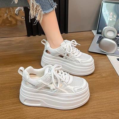 Dicksohlige farblich passende kleine weiße Schuhe Damen Frühling und Sommer neu hohl atmungsaktiv lässig Sport Papa Schuhe