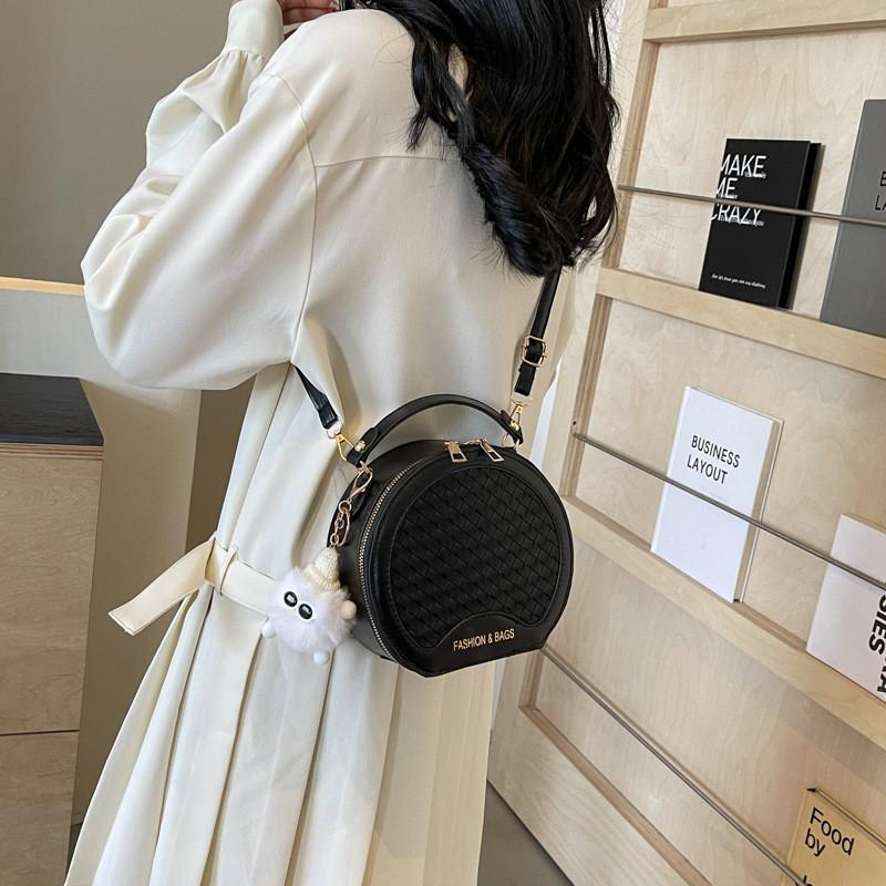 Stylish Trendy Womens Round Crossbody Bag With Zip Closure In Chic Black