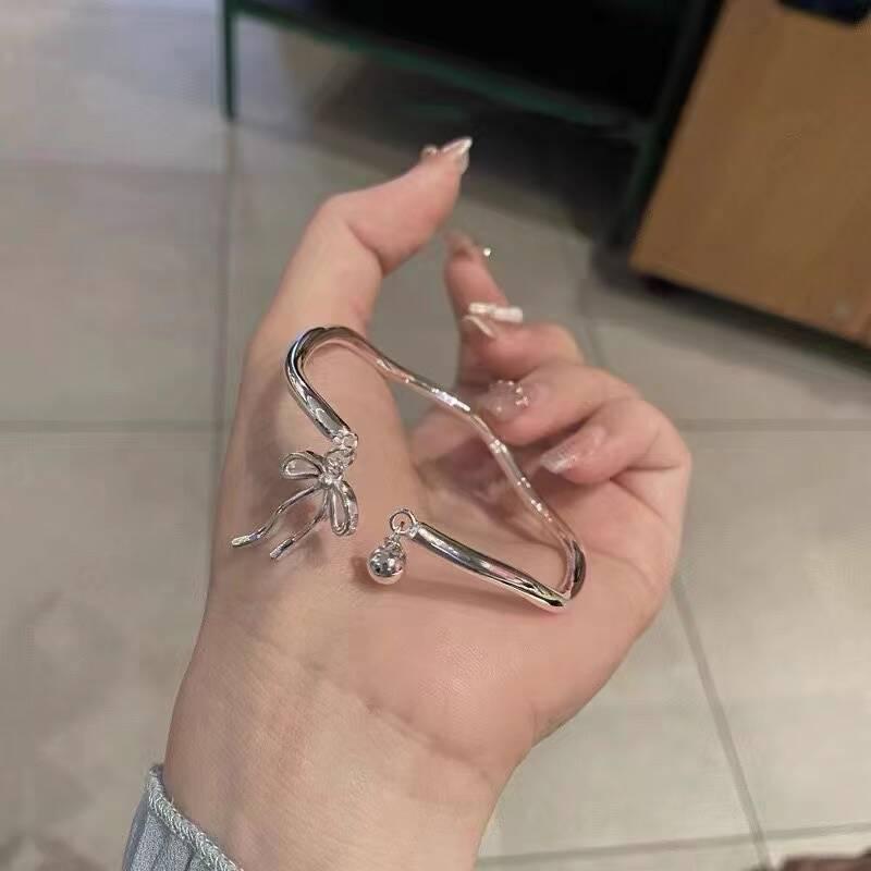 Women s Geometric Mobius Wave Bow Bracelet - Versatile  Fashionable Jewelry