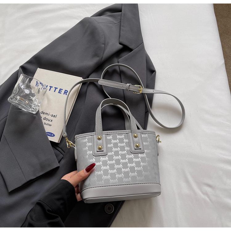 

Korean version of versatile bucket bag women s 2025 summer new fashion niche versatile messenger bag foreign commuter women s bag