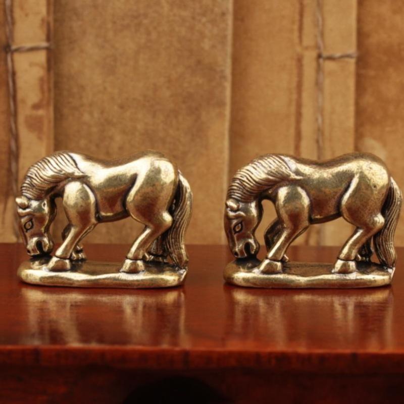 Figurka koně v roce koně, Pasoucí se kůň, Soška koně, Stolní ozdoba koně, Socha na stole v obývacím pokoji