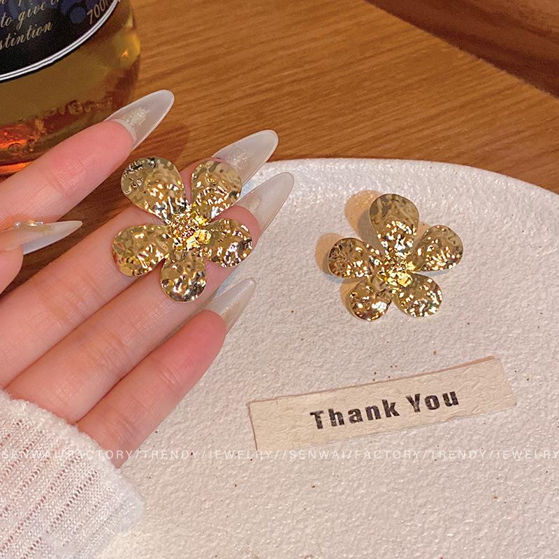 Metal flower stud earrings female cold wind design gold earrings year retro ears