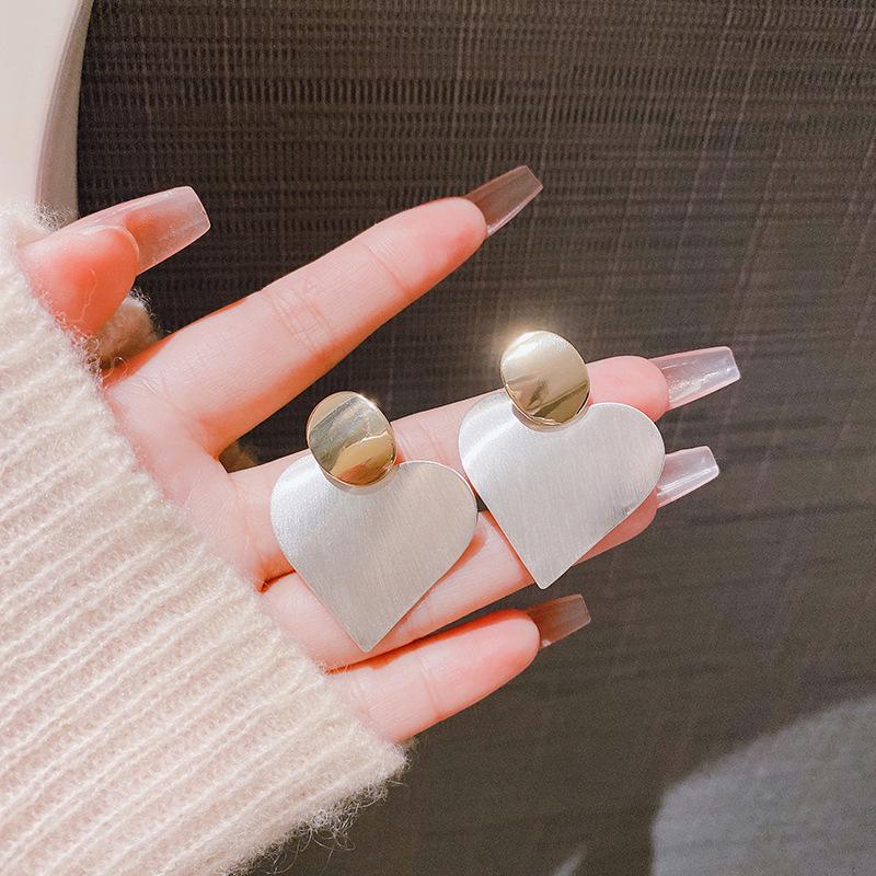 

Контрастные серьги-сердечки из золота и серебра - Элегантный осенне-зимний дизайн для женщин