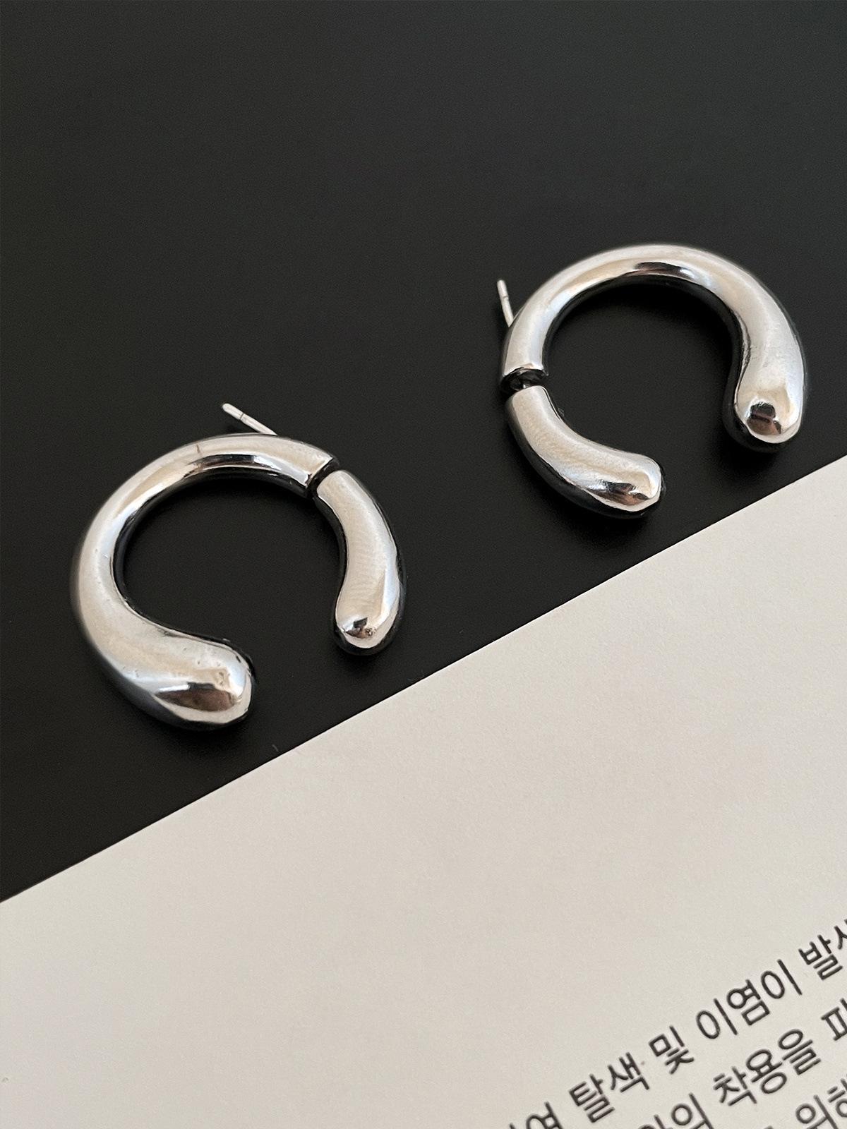 

Unique personality C-shaped rear-hanging earrings, niche high-end cold wind earrings, new autumn and winter silver needle earrings 925 silver needle