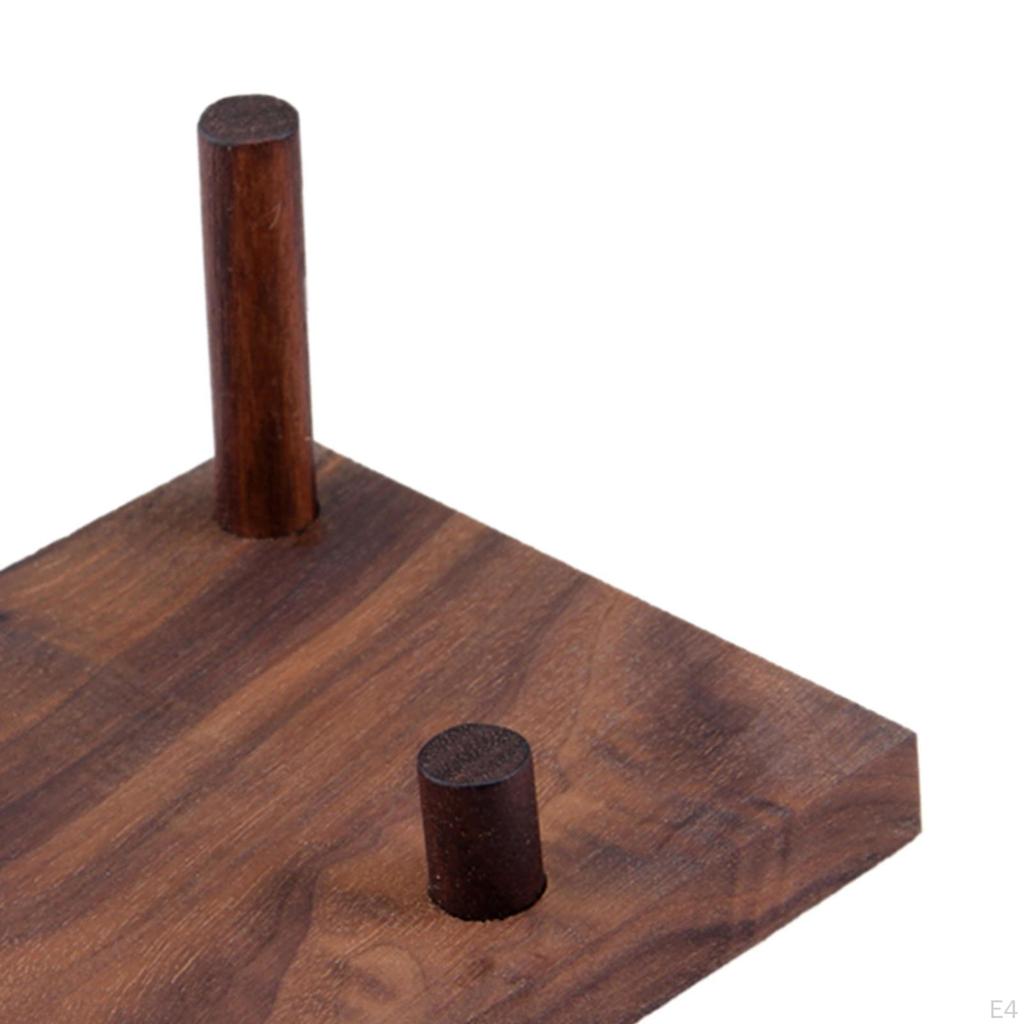 Ausstellungsständer für Schmuck und Gürtelschnallen mit Holzsockel