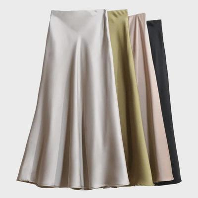 Eleganter A-Linien-Rock aus champagnerfarbenem Acetat-Satin für Frühjahr und Herbst 2024.