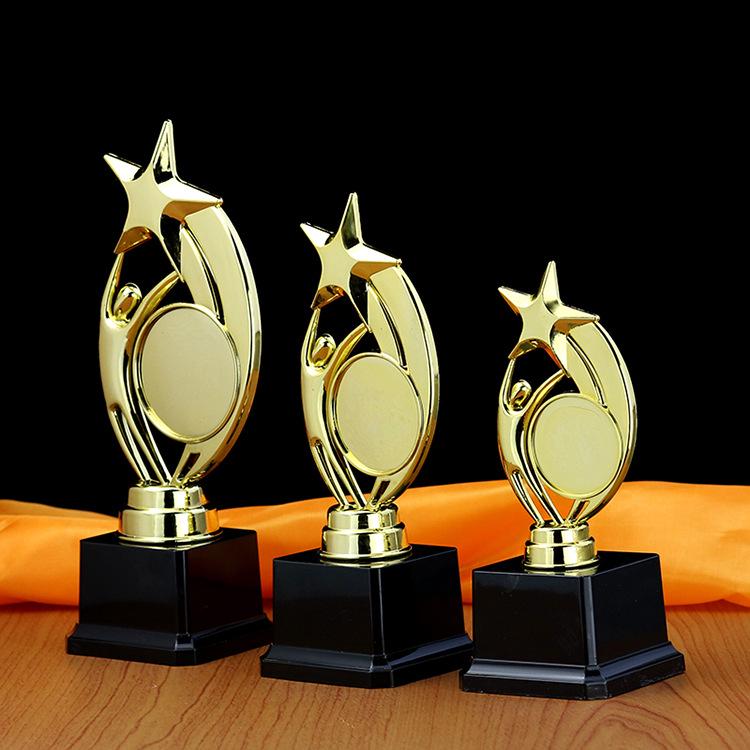 

Пластиковый трофей с индивидуальной гравировкой для наград в футболе, баскетболе или тхэквондо