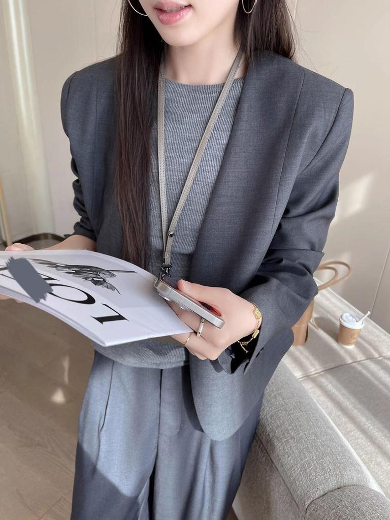 Dámské šedé sako s výstřihem do V a dlouhým rukávem na jaro - Neformální, minimalistické, střih pro petite postavu a na dojíždění 2025