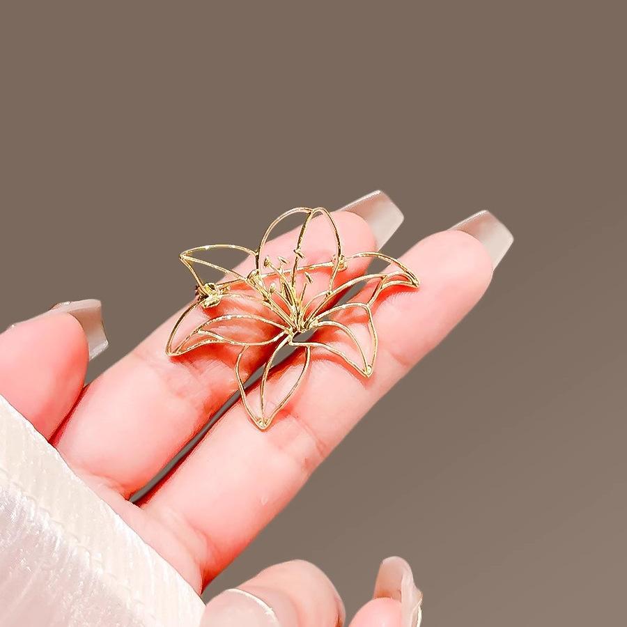 Hollowed-out Lily Brooch, High-end Feminine Style, Suit Pin, Anti-glare Clasp, High-end Corsage
