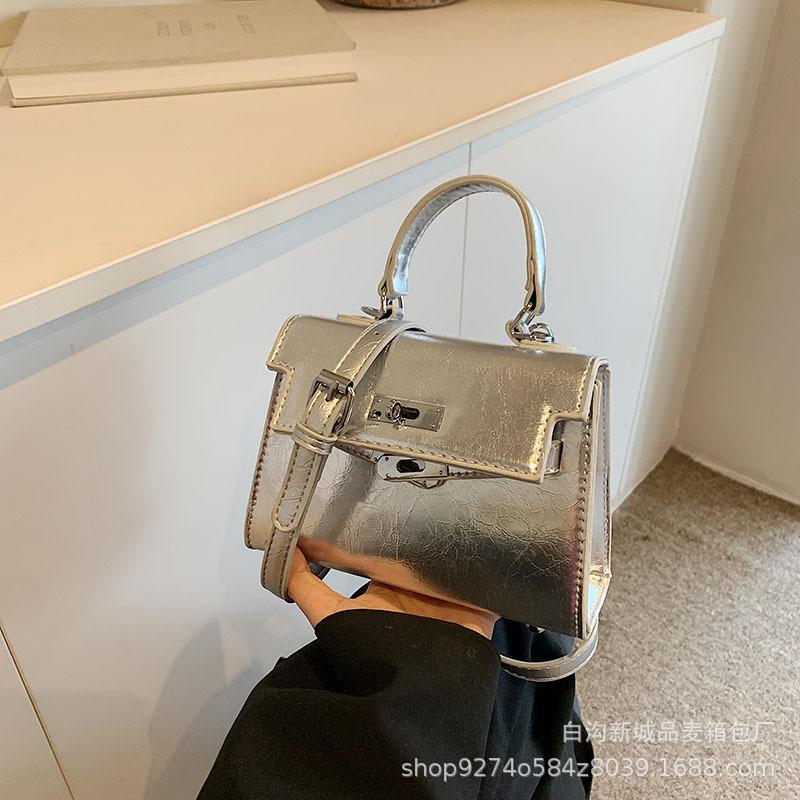 

Premium sense versatile portable small bag women s 2025 new trendy fashion shoulder bag temperament simple messenger Kelly bag серебряный
