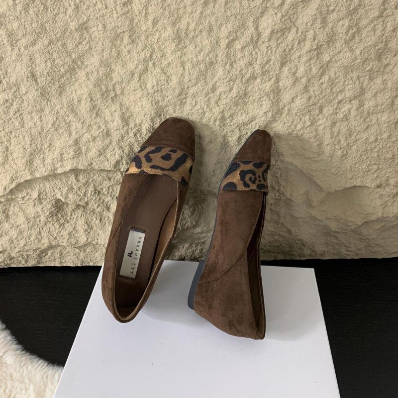 

French retro leopard print small Mary Jane shoes women s 2025 autumn and winter new inner height increase one pedal square head single shoes 39 светло-коричневого