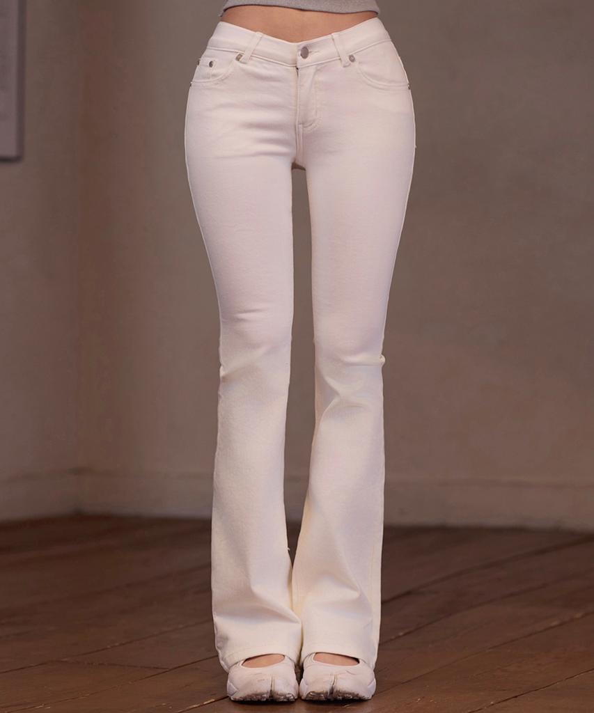 Kaindami Hip Volume Up Low-Waist Bootcut_Hip-Padded Jeans (White)