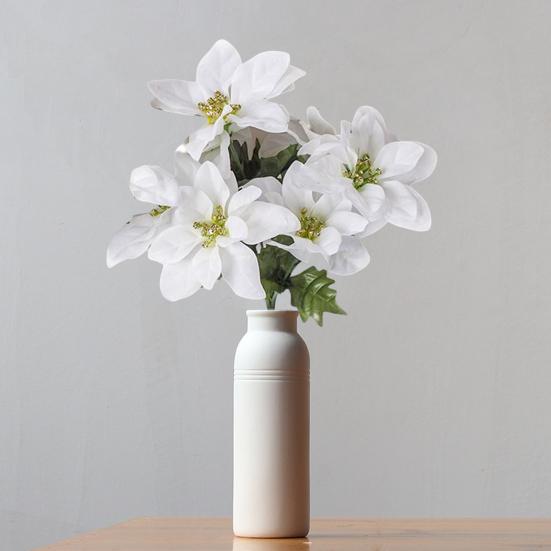 Ljusfärgad falsk blomma Levande vackert blomsterarrangemang bevarat