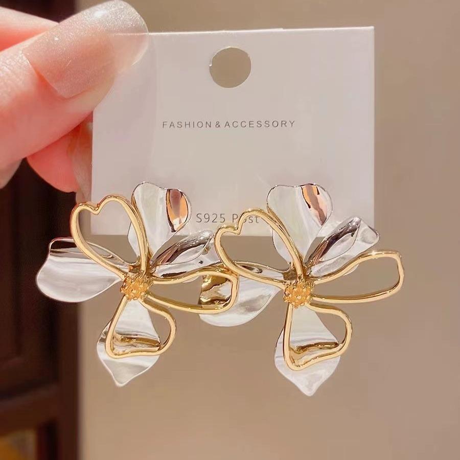 2024 New Trendy White Brown Resin Flower Hoop Earrings for Women Fashion Gardenia Earings Statement Jewelry Wholesale