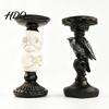 Adornos Espeluznantes de Casa Encantada Portavelas Gótico Calavera de Cuervo de Resina de Halloween Portavelas Pilar Escultura Hecha a Mano Base Soporte Vintage para Velas Cónicas para