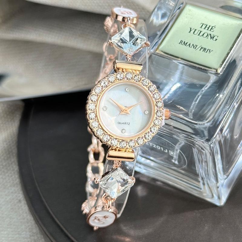 Elegante Buchstabenkette Damen Armbanduhr Diamantbesetztes Zifferblatt Mode Verstellbare Kette Quarz Uhr Relogio Feminino