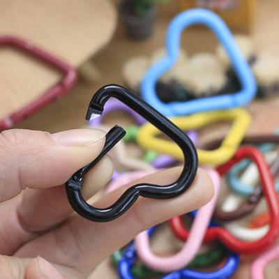 12 Stück herzförmiger Karabiner, strapazierfähige Legierung, Schlüsselanhänger-Clip, Federhaken, Rucksack, Wasserflasche, Hängeschnalle, Outdoor-Camping-Zubehör