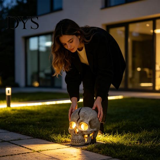 Broken Rebirth Sculpture Cracked Skull Garden Solar Light, Resin LED Statue Spooky Gothic Ornament Ornament, Halloween Decoration for Haunted