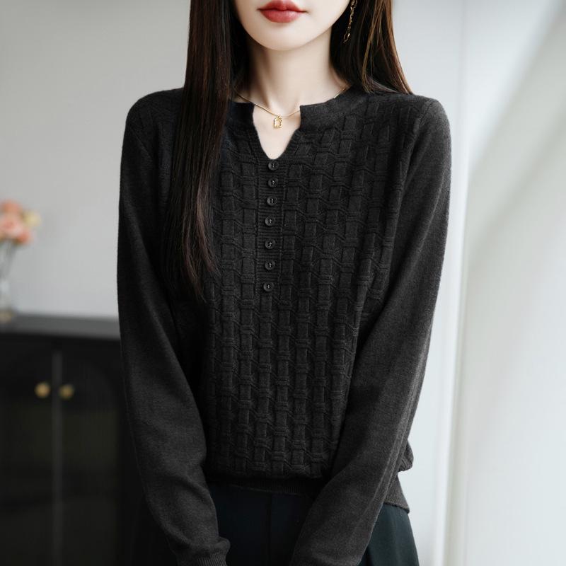 New Andy Velvet V-Neck Seven-Button Jacquard Knit Pullover: Stunning Autumn & Winter Women's Base Layer Shirt.