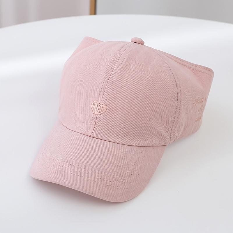 Casquette de baseball pour femme avec trou pour queue de cheval, chapeau de soleil d'été brodé en forme de cœur, respirant et confortable pour un usage quotidien