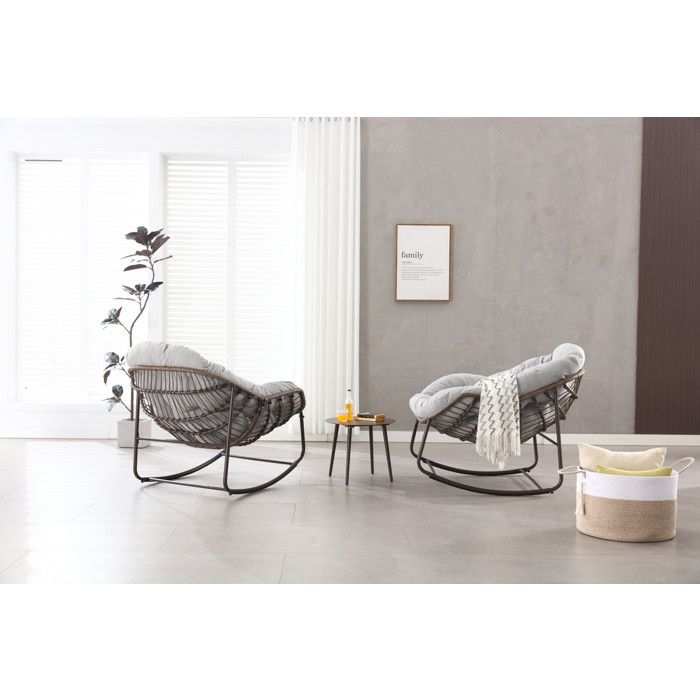 Venkovní houpací křeslo s tlustým sedákem, vhodné na balkony, verandy, zahrady a dvorky. Šedý model.