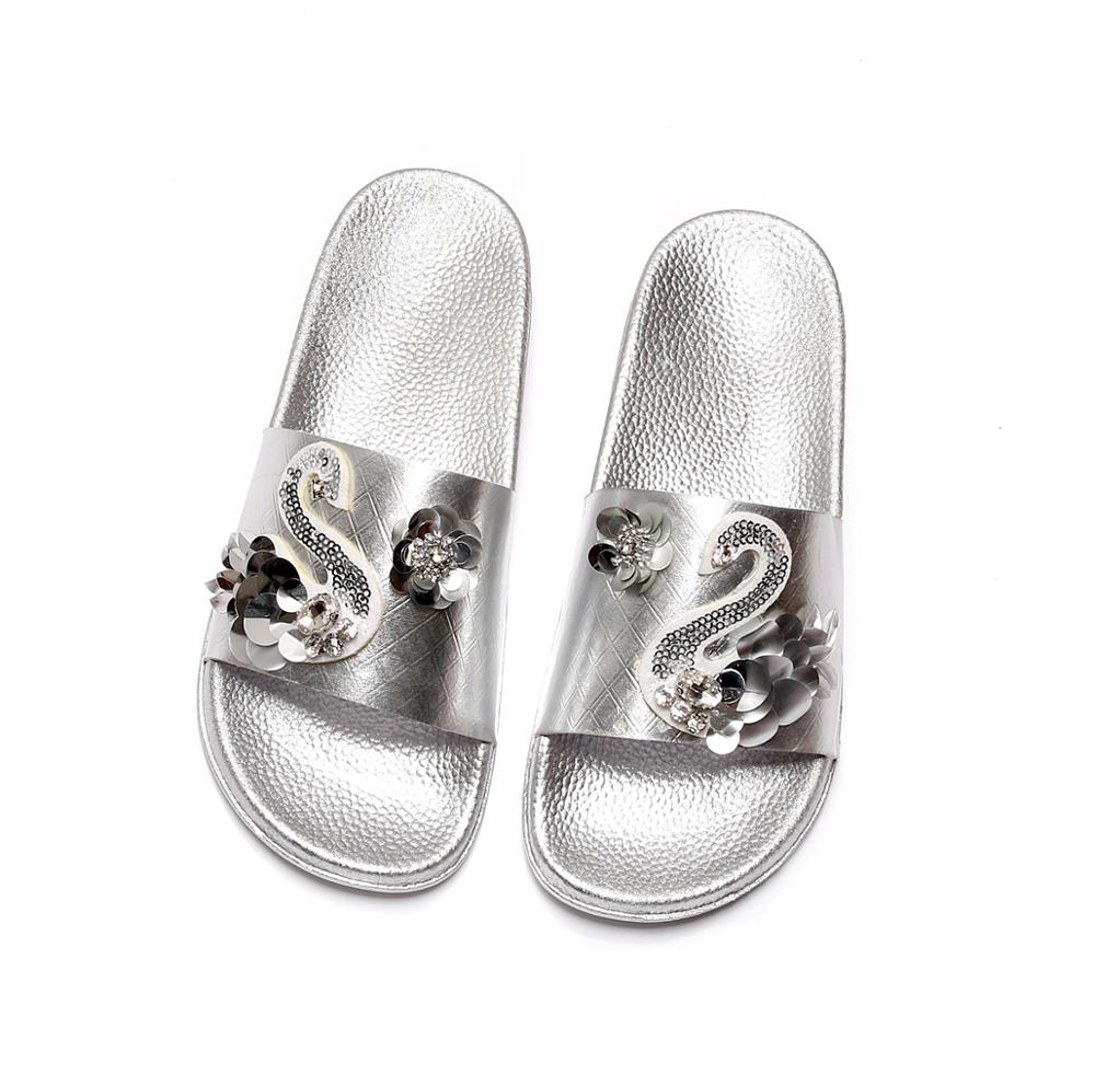 

Четыре сезона мода популярные глянцевые тапочки простые цветные шлепанцы уличные нескользящие пляжные тапочки 5 серебряный