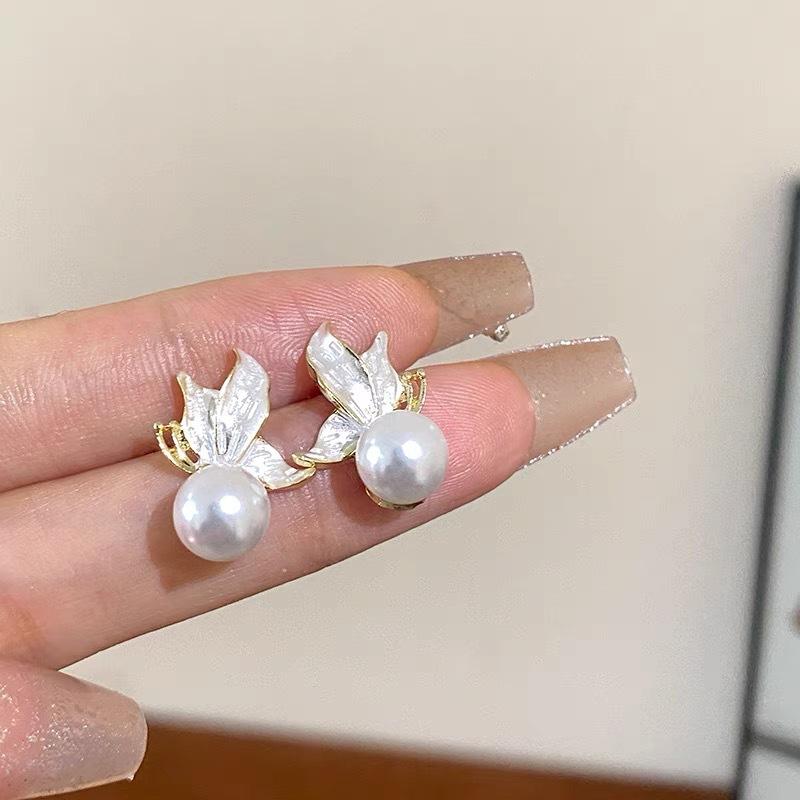 

Butterfly pearl stud earrings women s light luxury high-end earrings new popular niche design autumn and winter temperament earrings